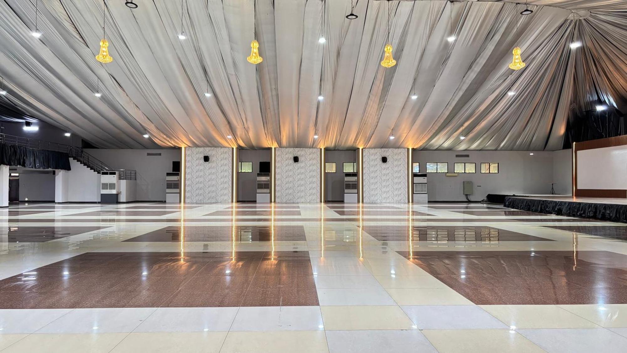 Utc Hotel Semarang Exterior foto